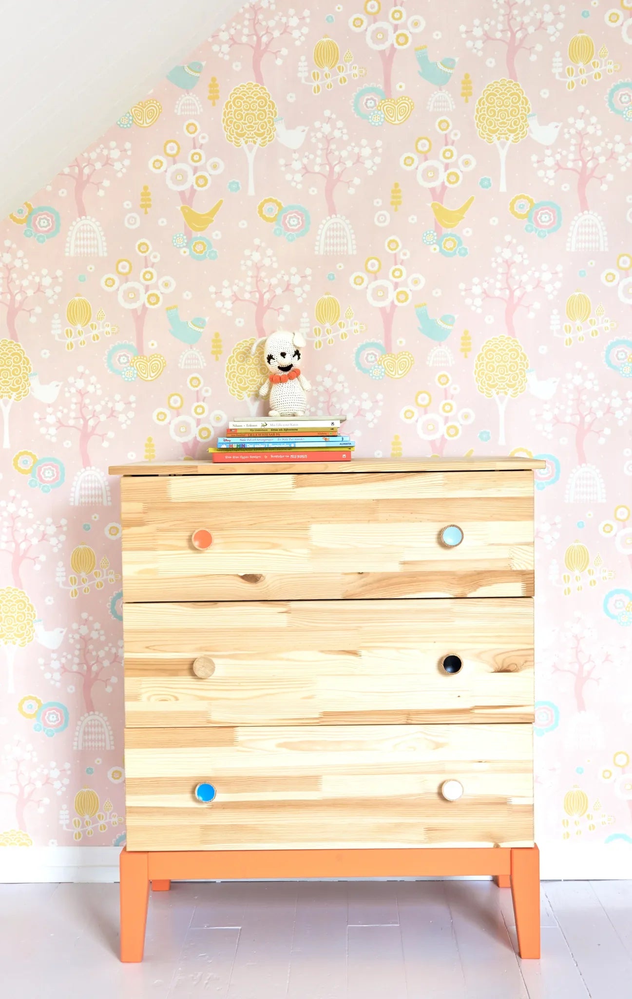 Majvillan Cherry Valley pink behang sfeerbeeld kinderkamer detail