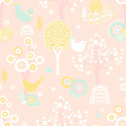 Majvillan Cherry Valley behang in pink kleur in sfeervolle Scandinavische kinderkamer