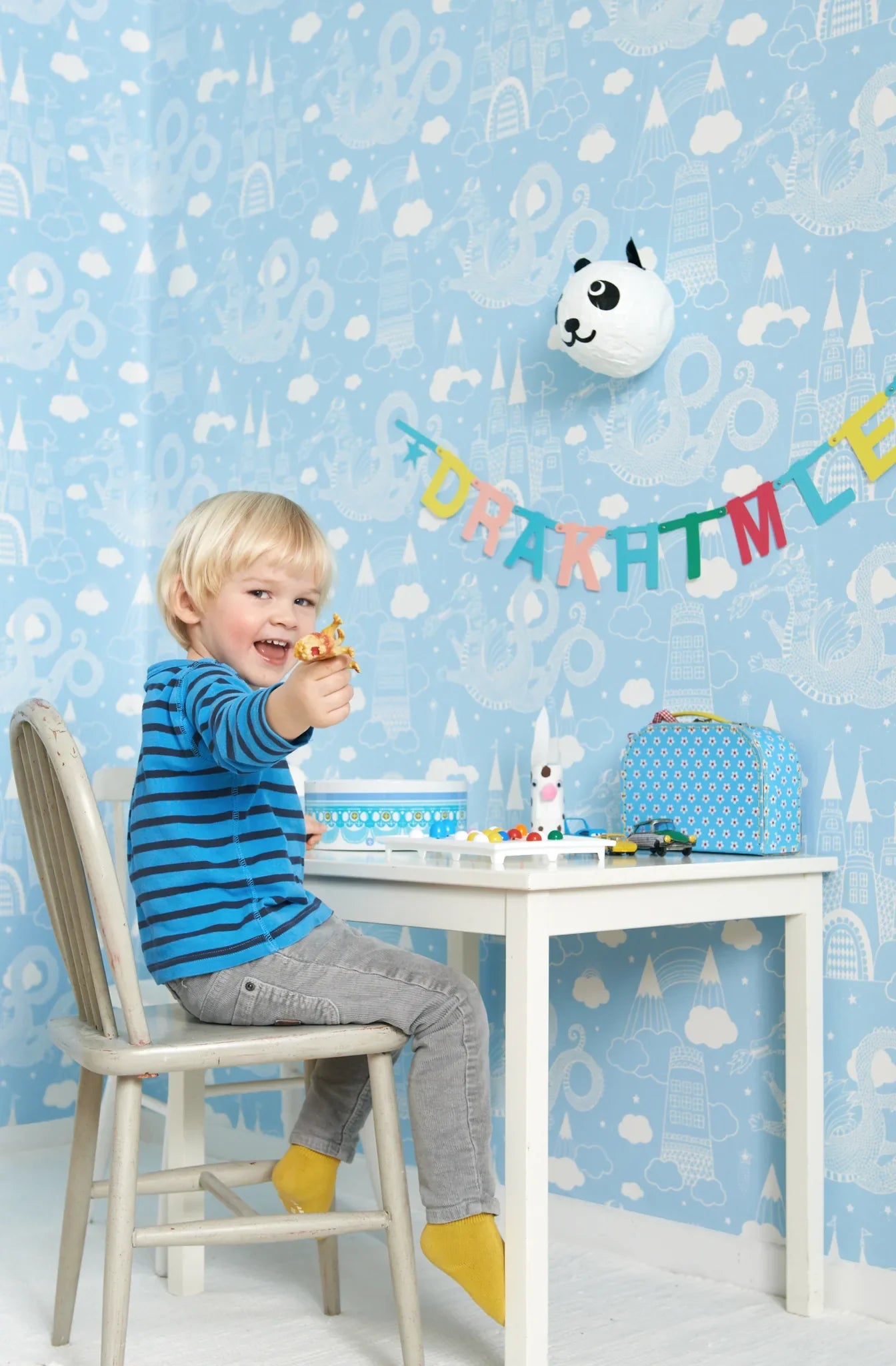 Majvillan Dragon sky lt blue behang sfeerbeeld kinderkamer detail