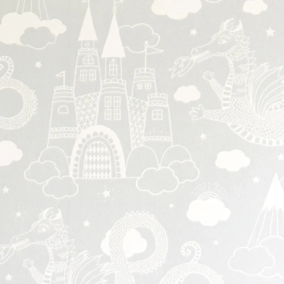 Majvillan Dragon sky behang in grey kleur in sfeervolle Scandinavische kinderkamer
