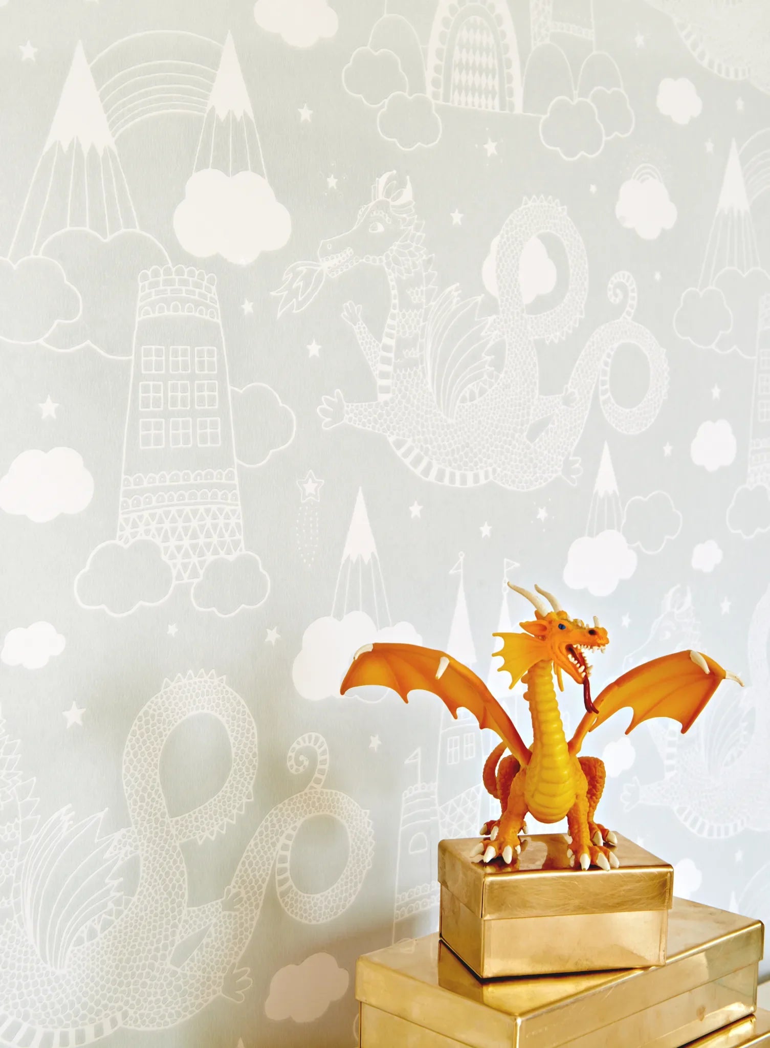 Majvillan Dragon sky grey behang sfeerbeeld kinderkamer detail
