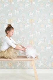 Majvillan True Unicorns behang in grey kleur in sfeervolle Scandinavische kinderkamer