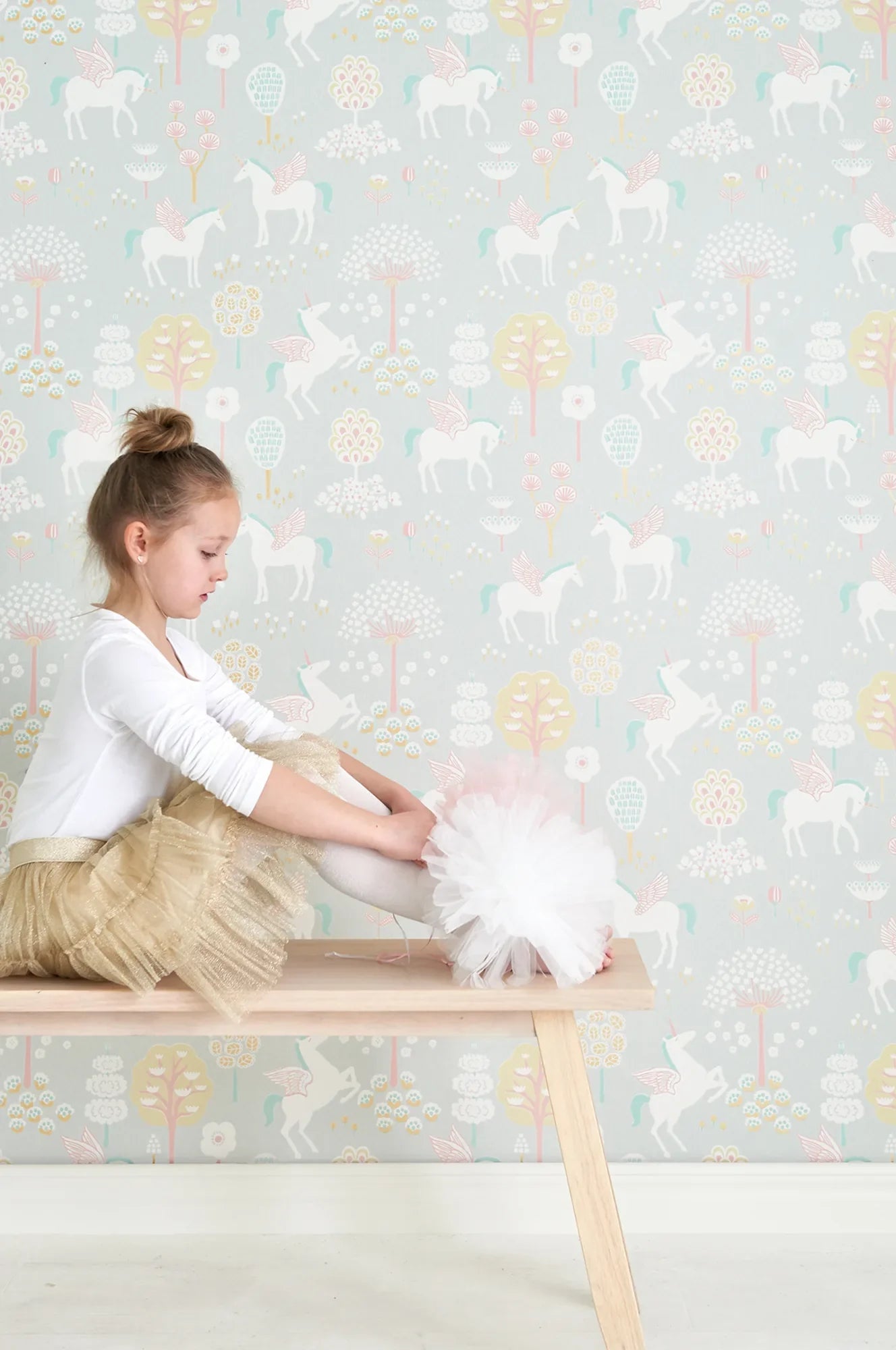 Majvillan True Unicorns behang in grey kleur in sfeervolle Scandinavische kinderkamer