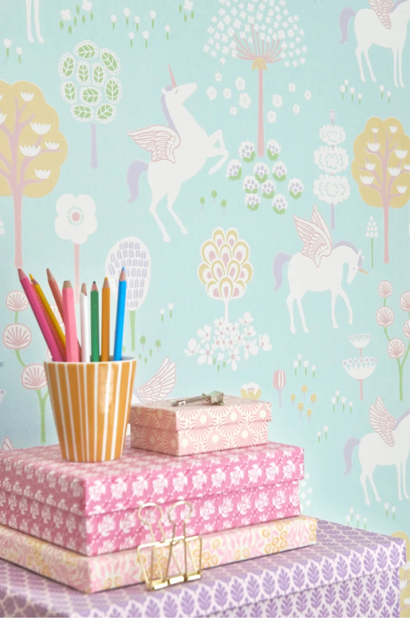 Majvillan True Unicorns behang in turq kleur in sfeervolle Scandinavische kinderkamer