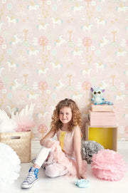 Majvillan True Unicorns behang in pink kleur in sfeervolle Scandinavische kinderkamer