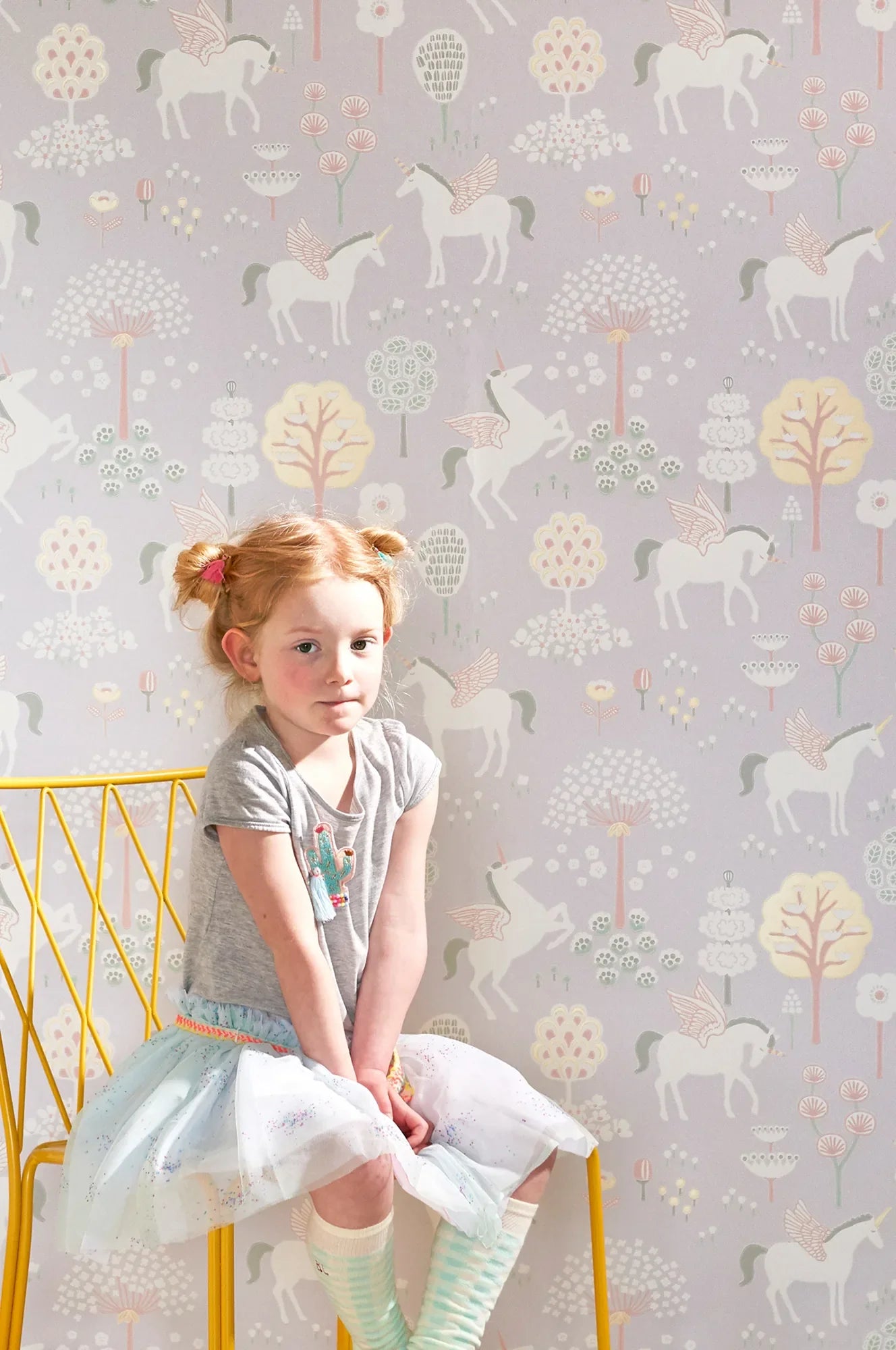 Majvillan True Unicorns behang in lilac kleur in sfeervolle Scandinavische kinderkamer