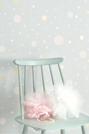 Majvillan Confetti behang in grey kleur in sfeervolle Scandinavische kinderkamer