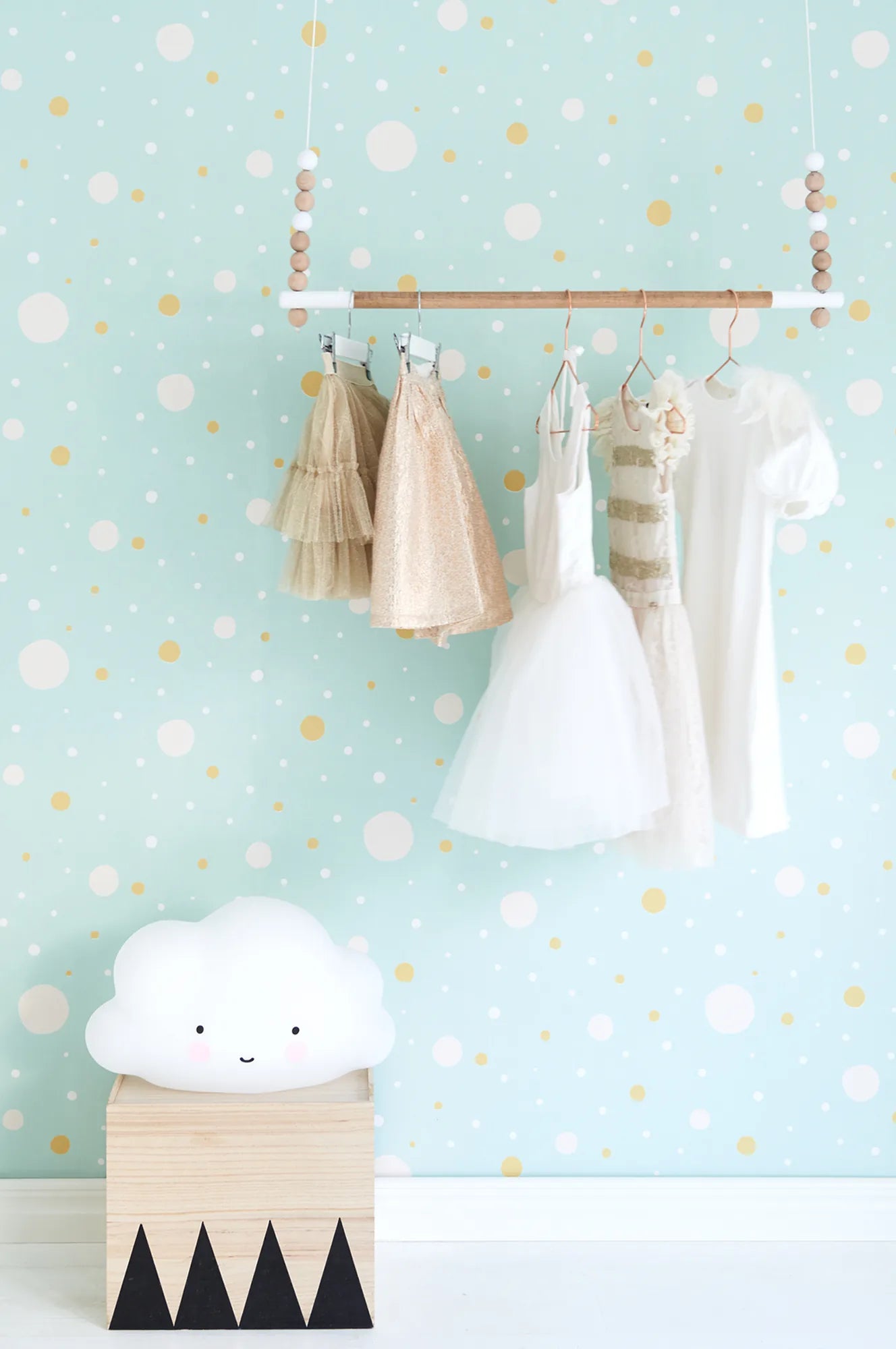 Majvillan Confetti behang in turq kleur in sfeervolle Scandinavische kinderkamer