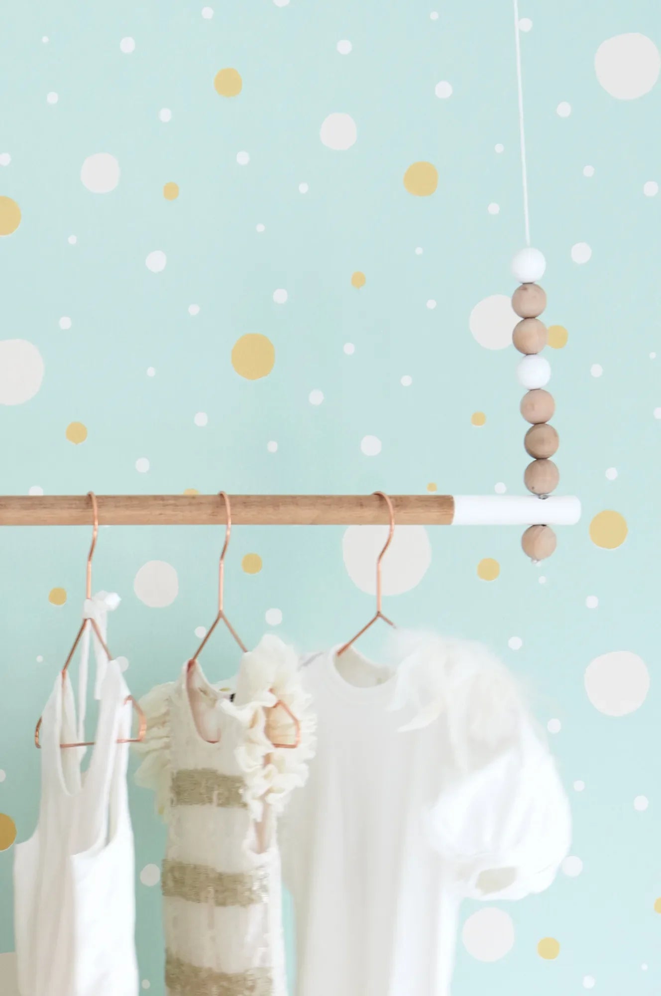 Majvillan Confetti turq behang sfeerbeeld kinderkamer detail
