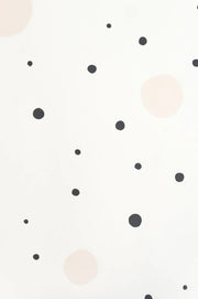 Majvillan Confetti behang in black kleur in sfeervolle Scandinavische kinderkamer