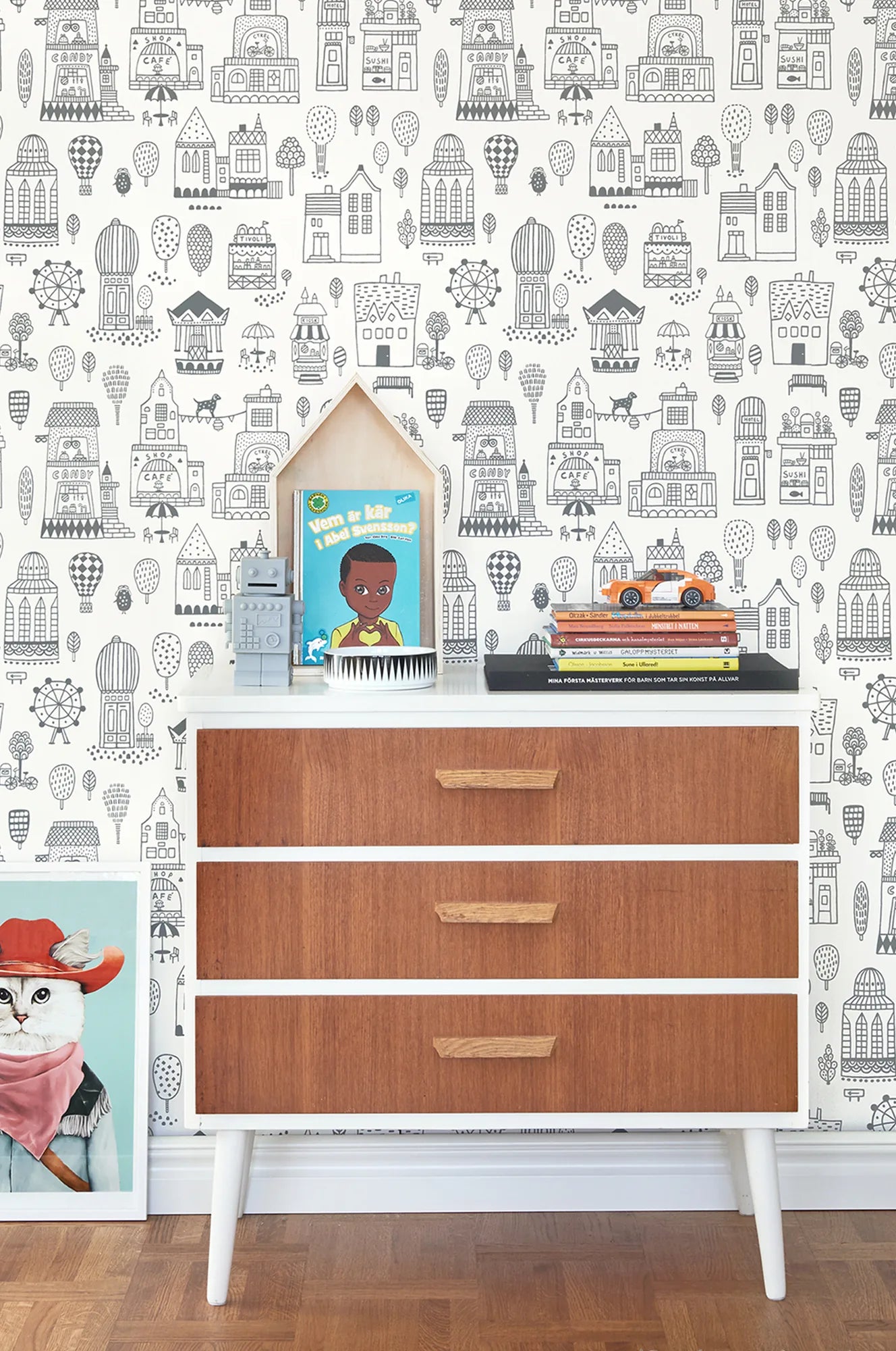Majvillan Little town behang in black kleur in sfeervolle Scandinavische kinderkamer