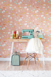 Majvillan Bloom behang in rosa kleur in sfeervolle Scandinavische kinderkamer