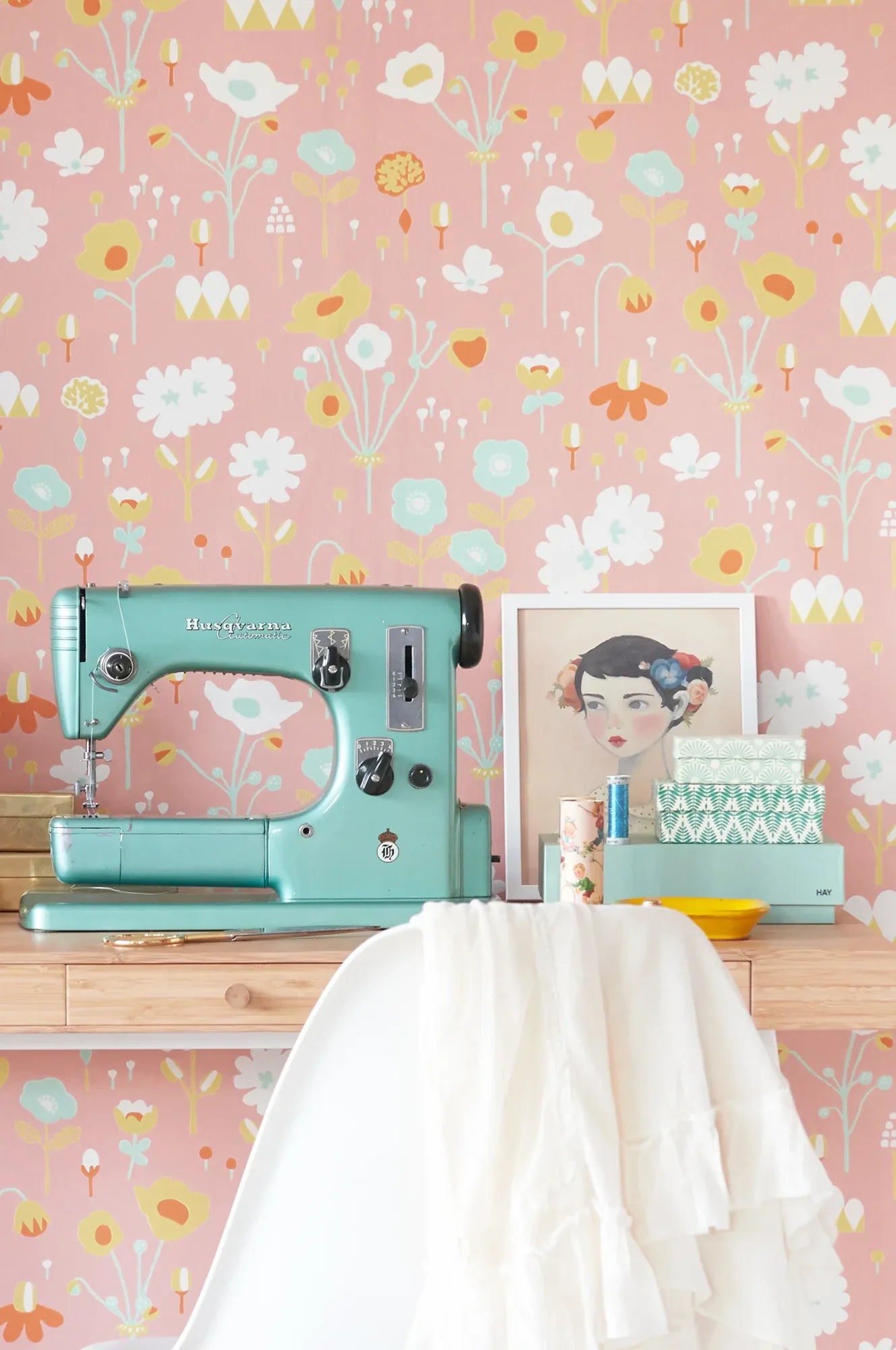 Majvillan Bloom rosa behang sfeerbeeld kinderkamer detail