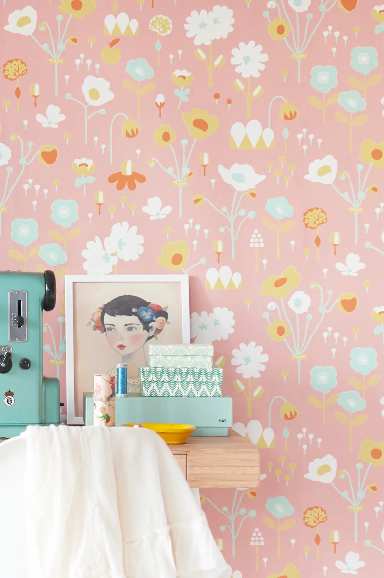 Majvillan Bloom rosa behang sfeerbeeld kinderkamer detail