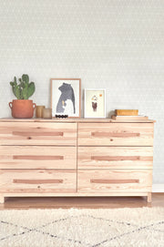 Majvillan Viggo behang in grey kleur in sfeervolle Scandinavische kinderkamer