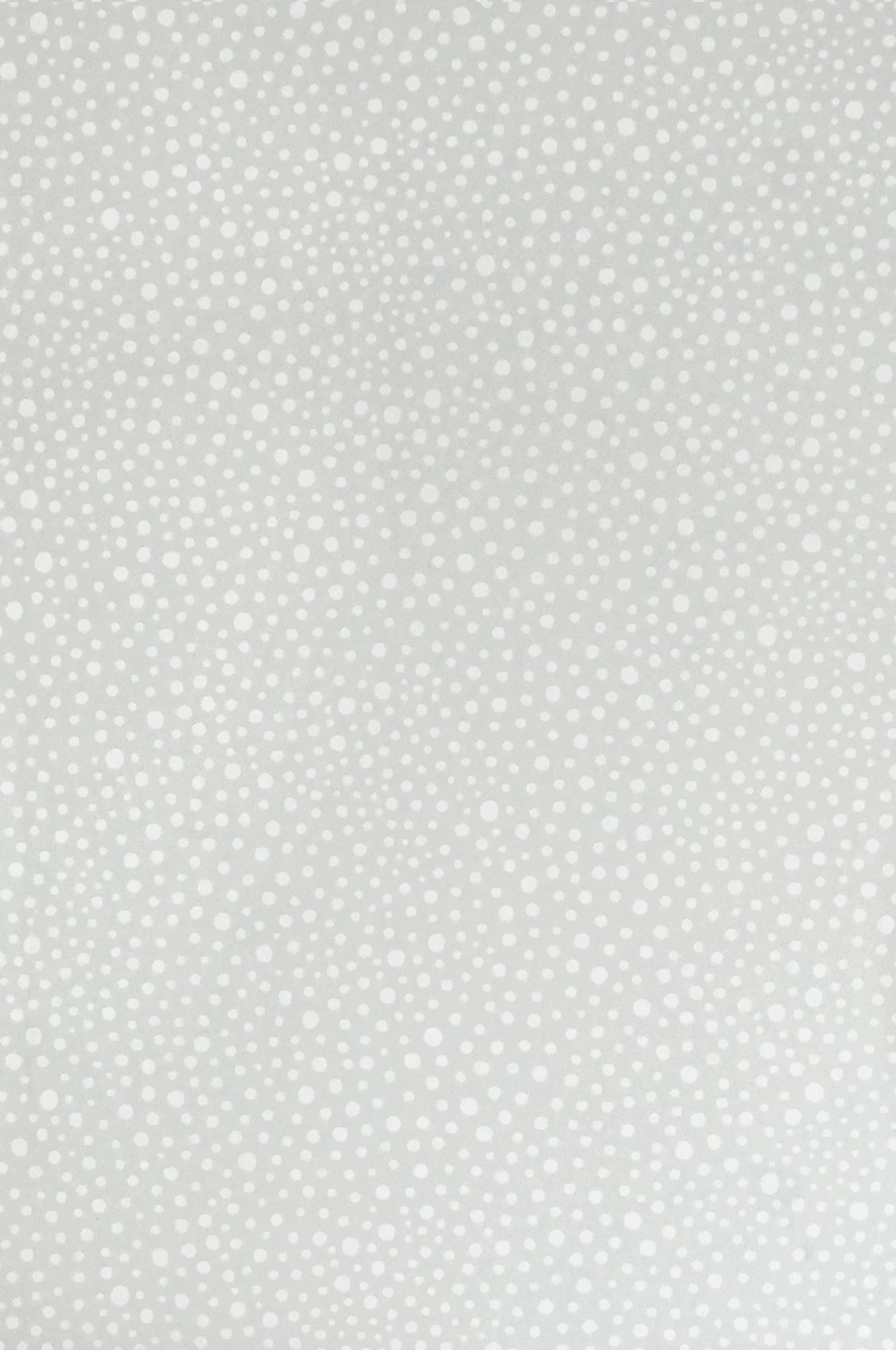 Majvillan Dots behang in grey kleur in sfeervolle Scandinavische kinderkamer
