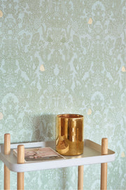 Majvillan Amelie behang in green kleur in sfeervolle Scandinavische kinderkamer