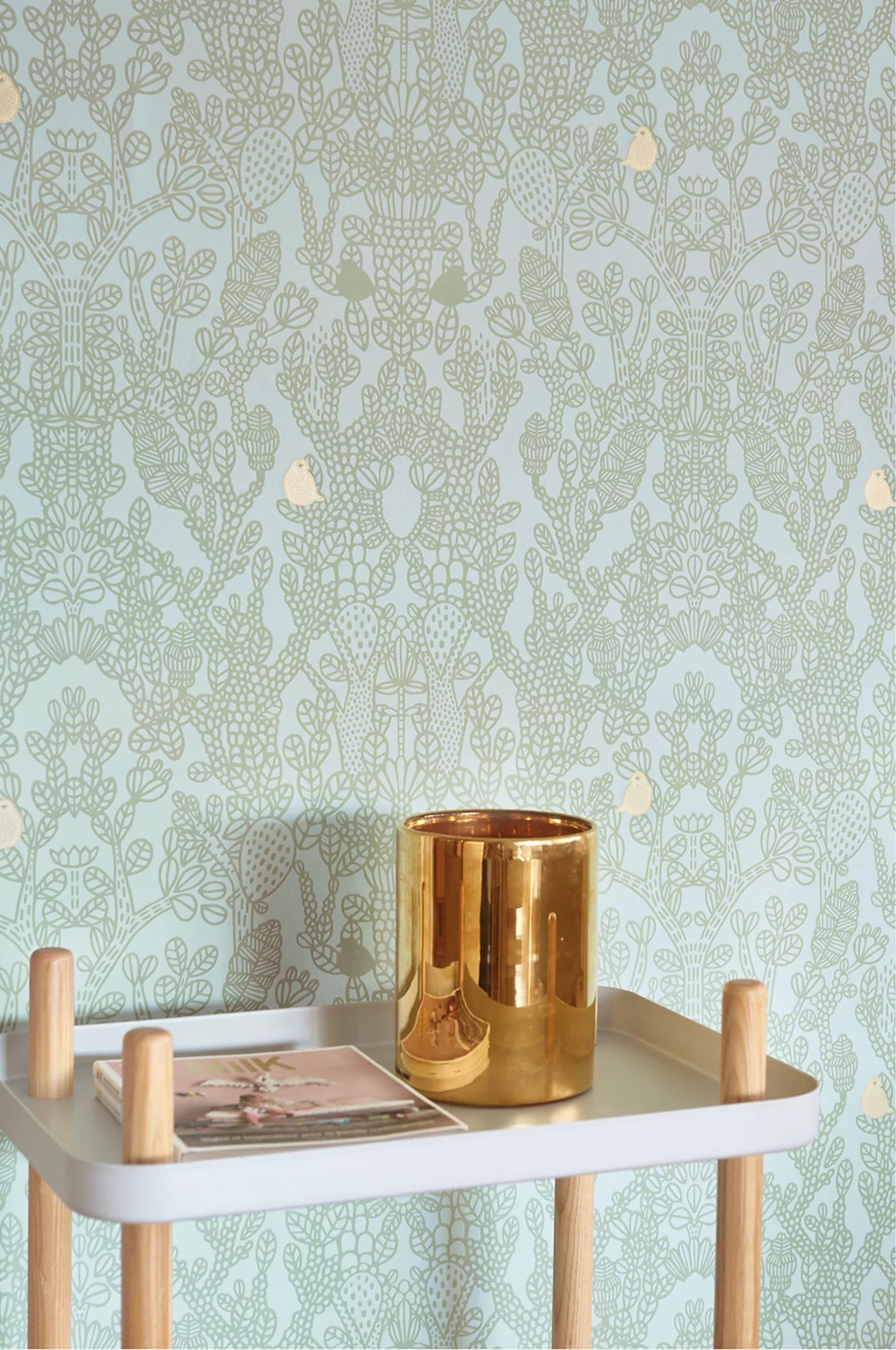 Majvillan Amelie behang in green kleur in sfeervolle Scandinavische kinderkamer