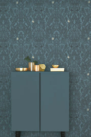 Majvillan Amelie behang in blue kleur in sfeervolle Scandinavische kinderkamer