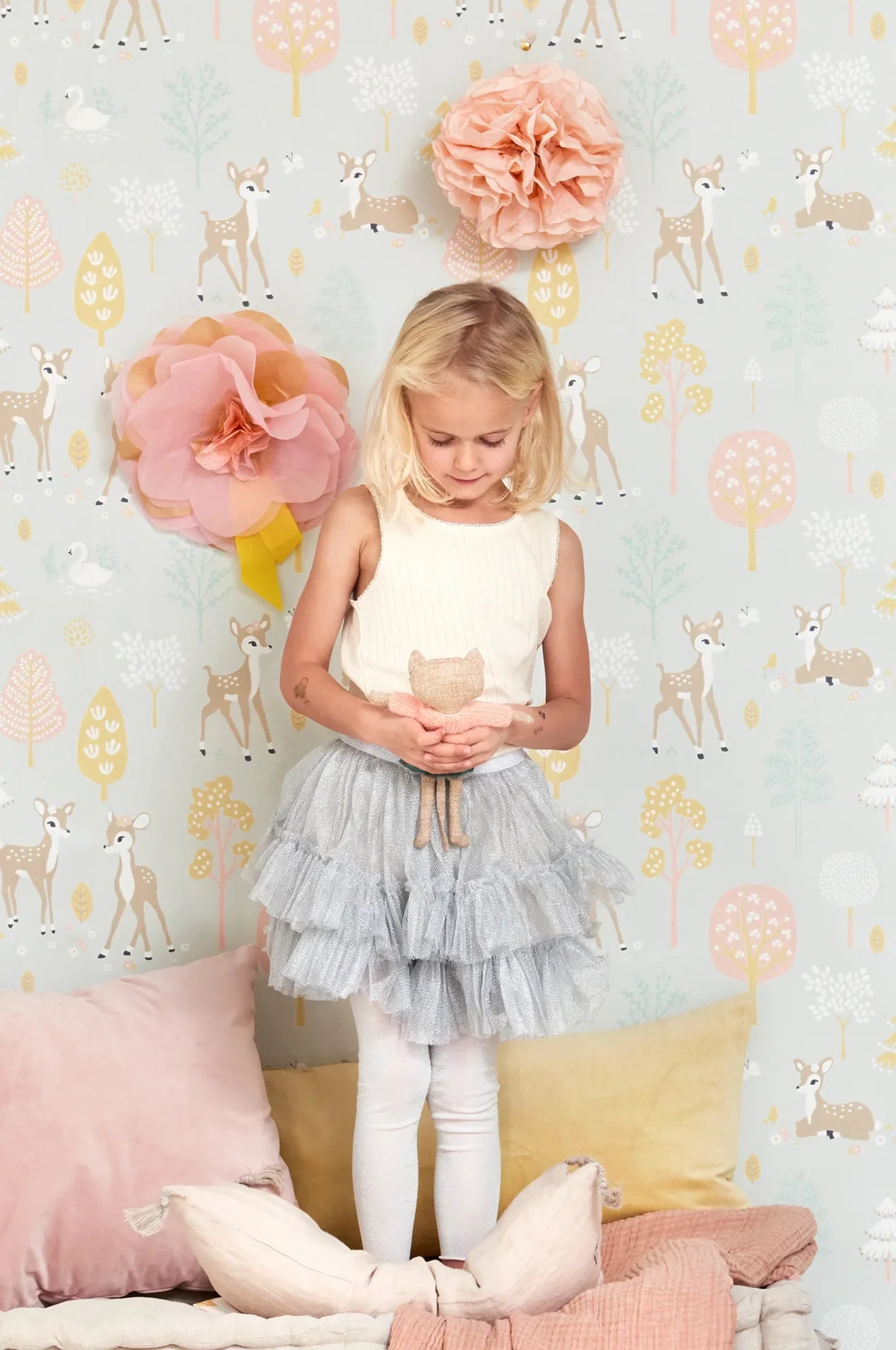 Majvillan Golden woods behang in soft grey kleur in sfeervolle Scandinavische kinderkamer