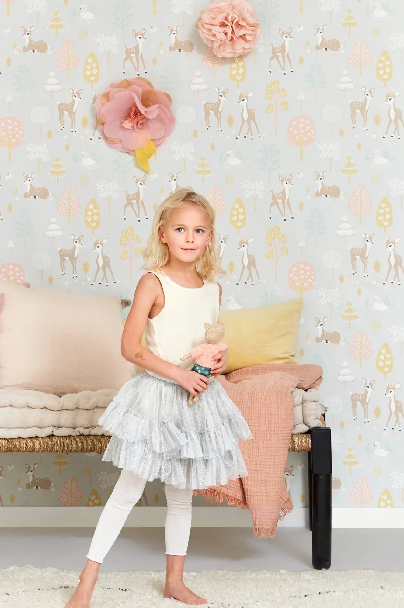 Majvillan Golden woods soft grey behang sfeerbeeld kinderkamer detail