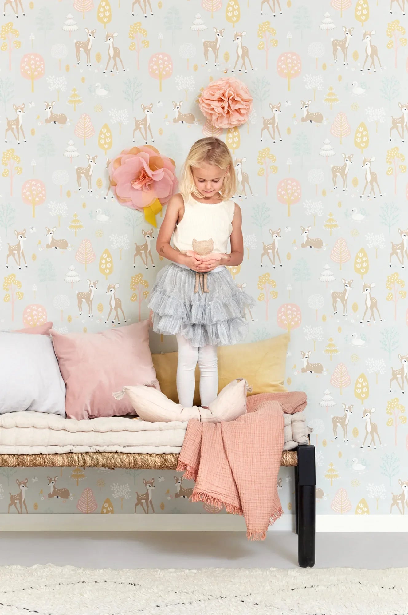 Majvillan Golden woods soft grey behang sfeerbeeld kinderkamer detail