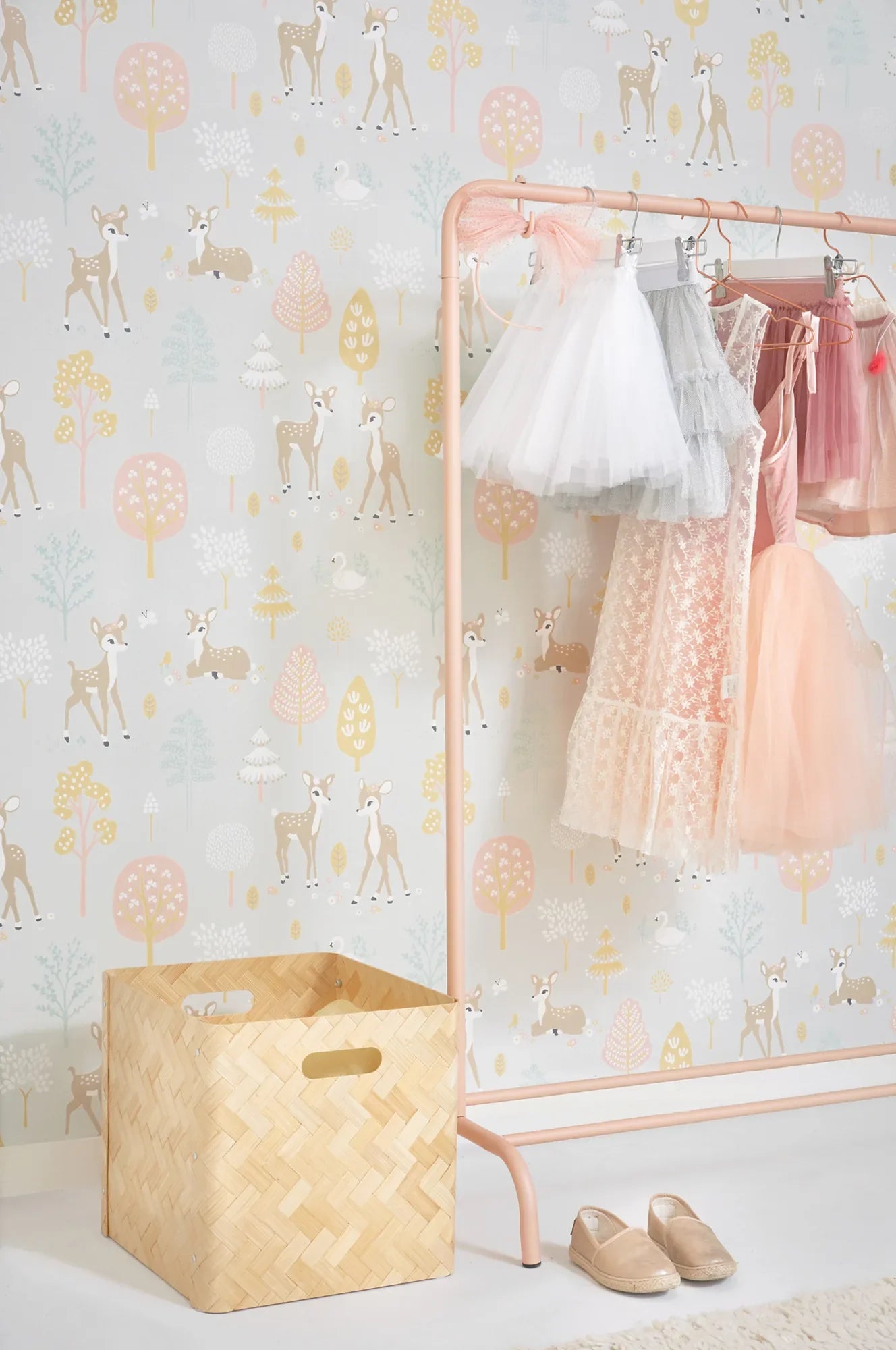 Majvillan Golden woods soft grey behang sfeerbeeld kinderkamer detail