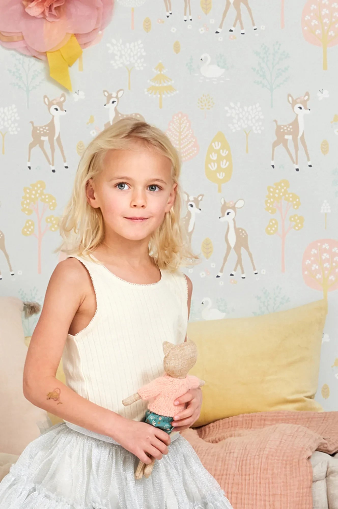 Majvillan Golden woods soft grey behang sfeerbeeld kinderkamer detail