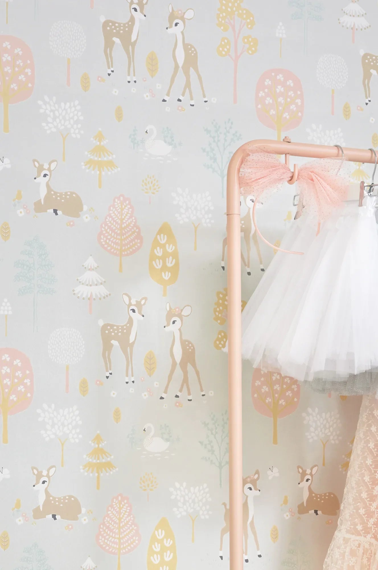 Majvillan Golden woods soft grey behang sfeerbeeld kinderkamer detail