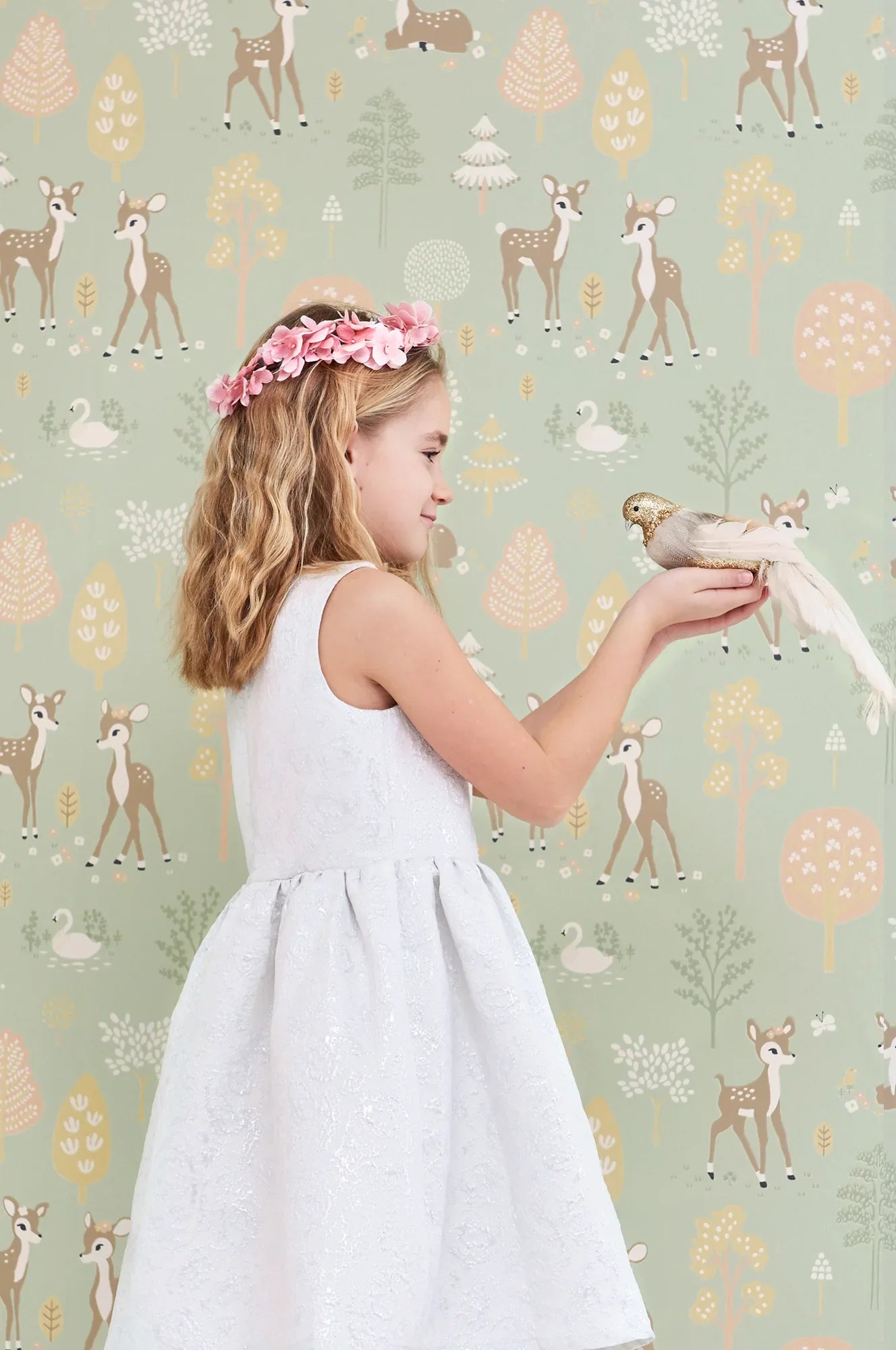 Majvillan Golden woods behang in dusty green kleur in sfeervolle Scandinavische kinderkamer