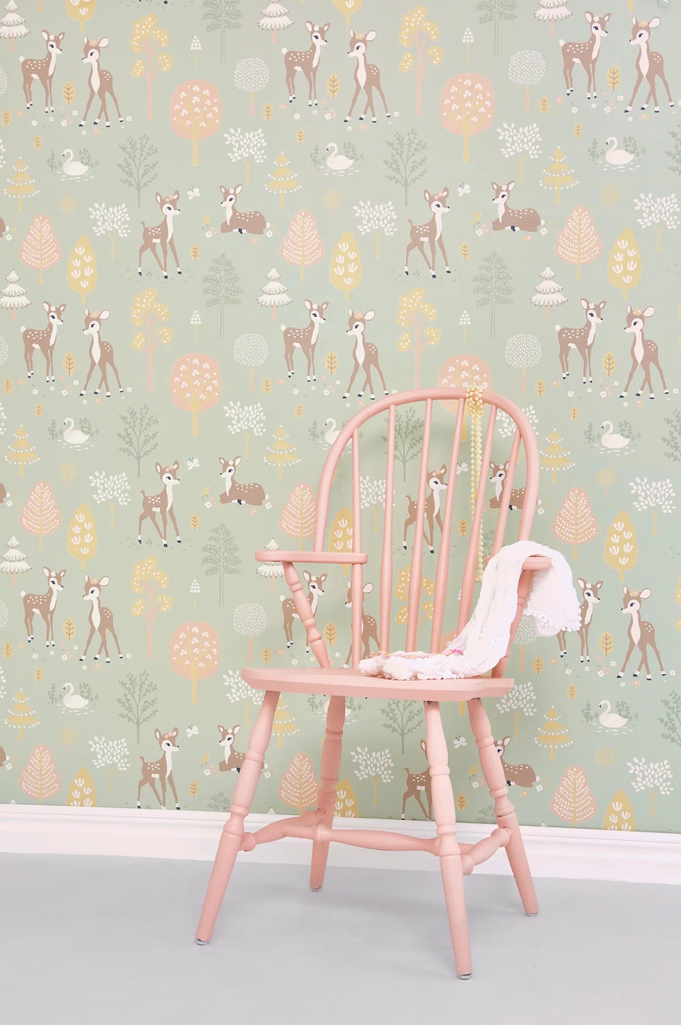 Majvillan Golden woods dusty green behang sfeerbeeld kinderkamer detail