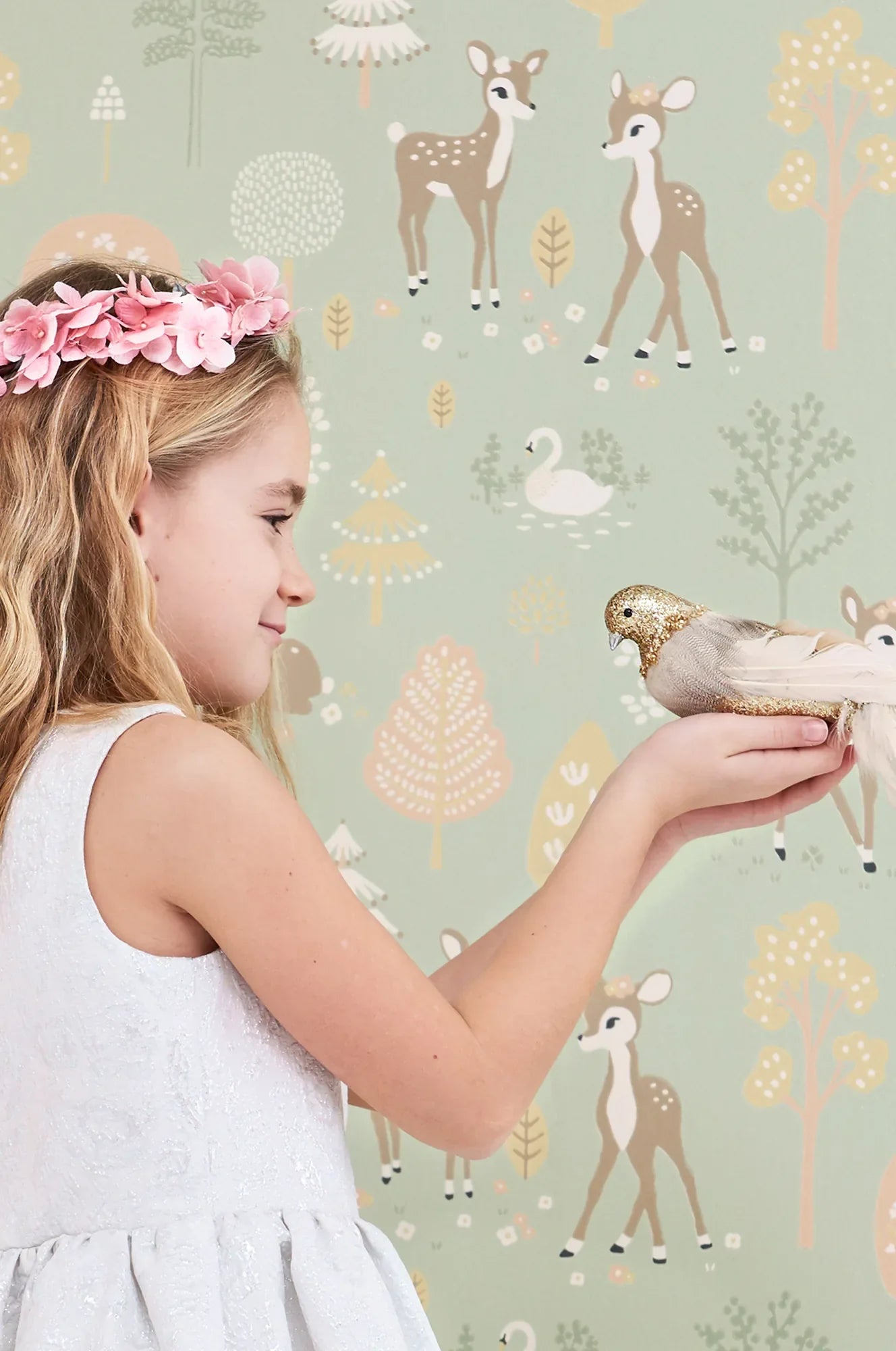 Majvillan Golden woods dusty green behang sfeerbeeld kinderkamer detail