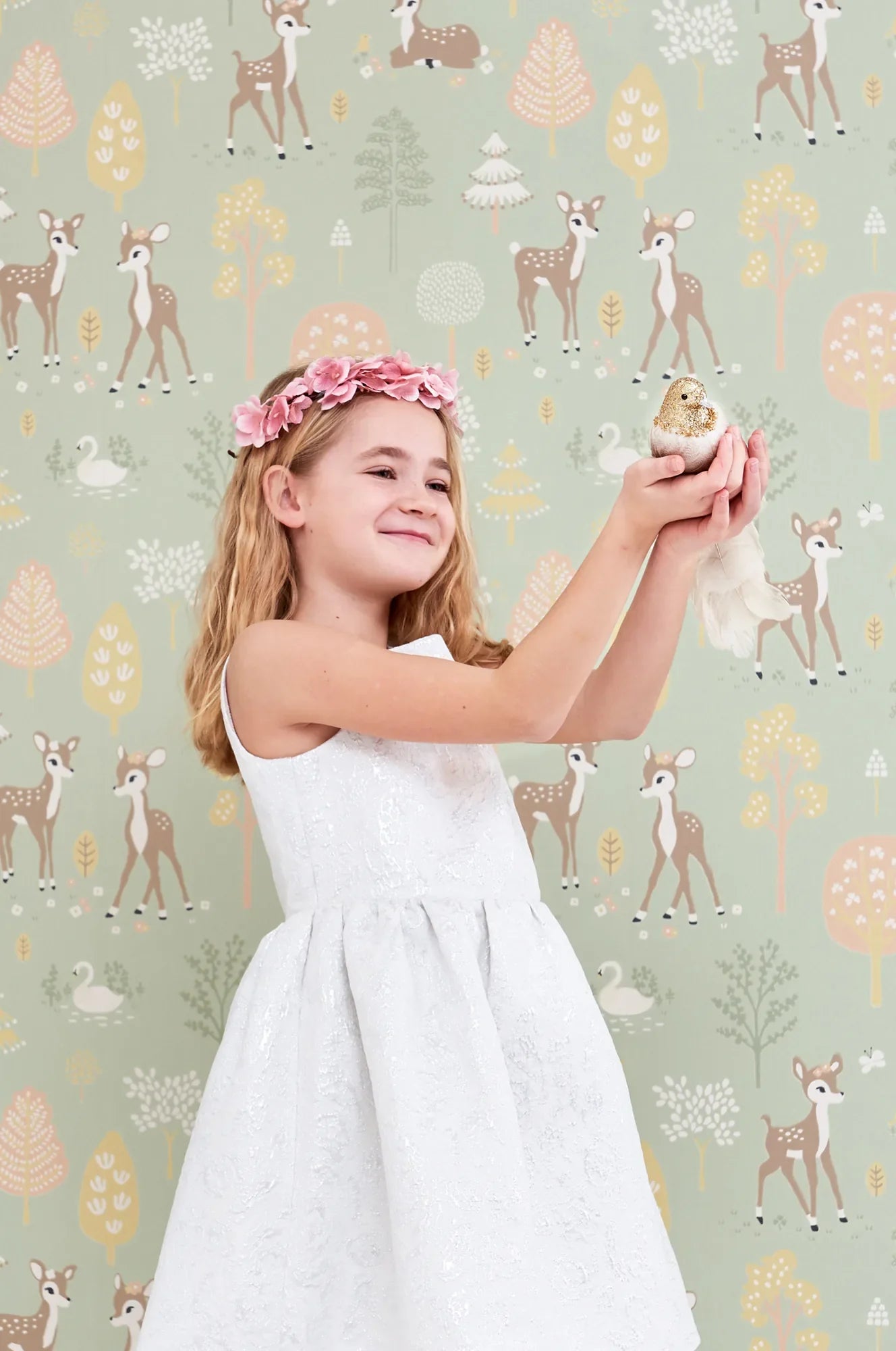 Majvillan Golden woods dusty green behang sfeerbeeld kinderkamer detail