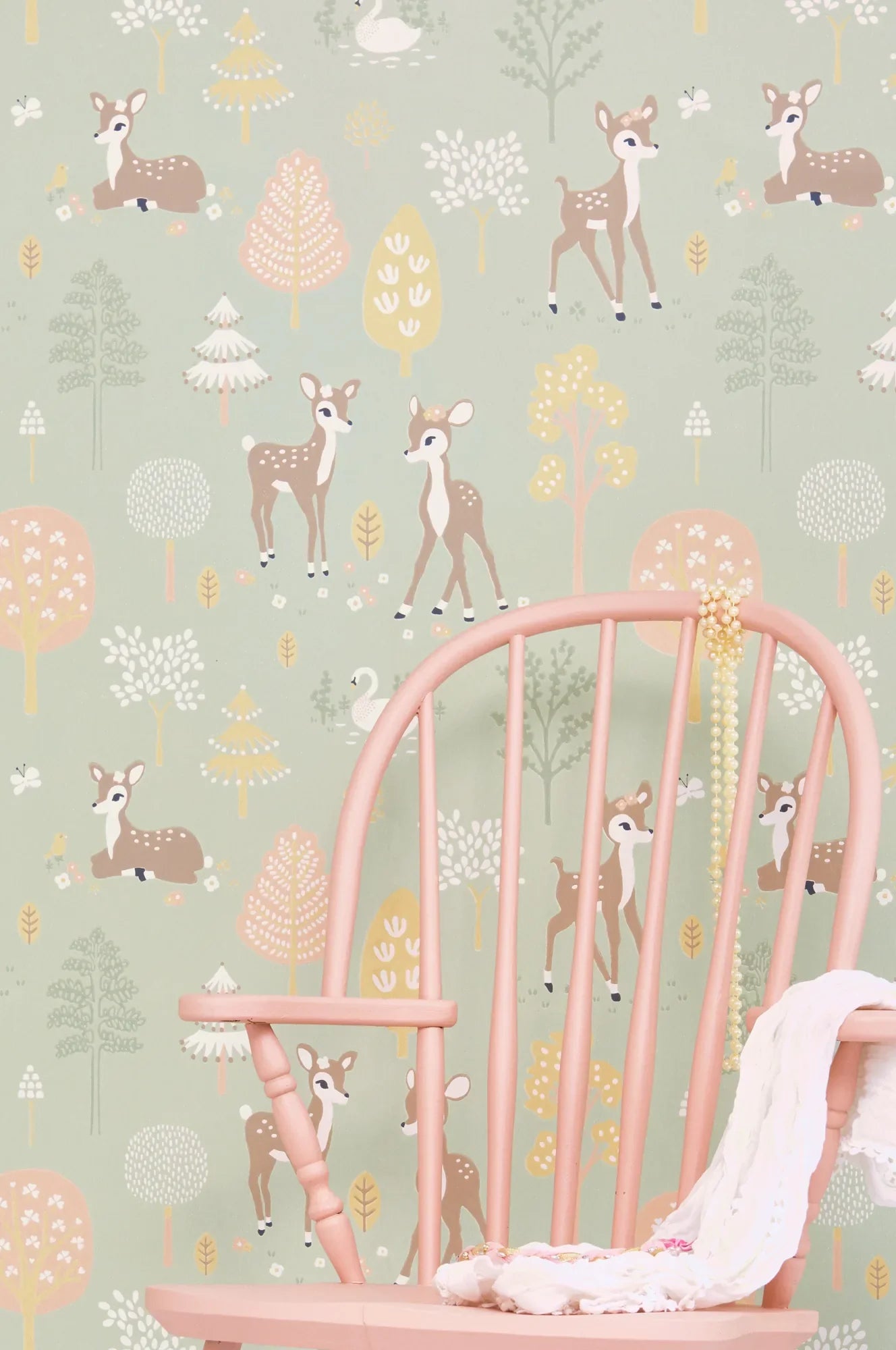Majvillan Golden woods dusty green behang sfeerbeeld kinderkamer detail