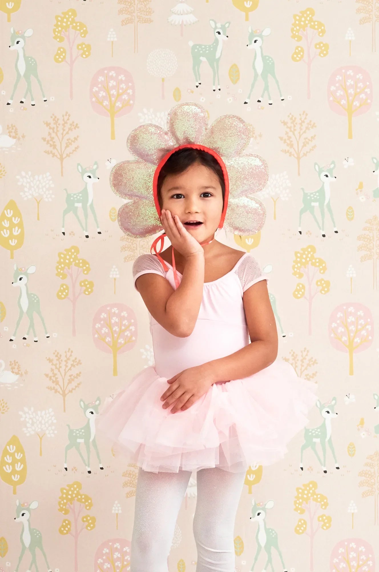 Majvillan Golden woods behang in sweet pink kleur in sfeervolle Scandinavische kinderkamer