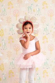 Majvillan Golden woods behang in sweet pink kleur in sfeervolle Scandinavische kinderkamer