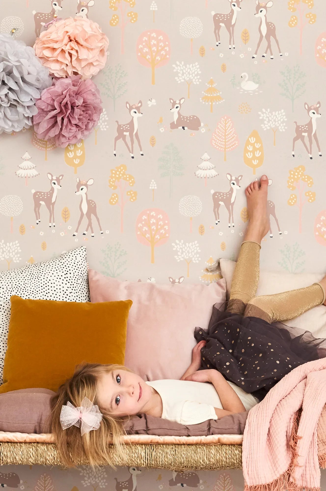 Majvillan Golden woods behang in dusty lilac kleur in sfeervolle Scandinavische kinderkamer