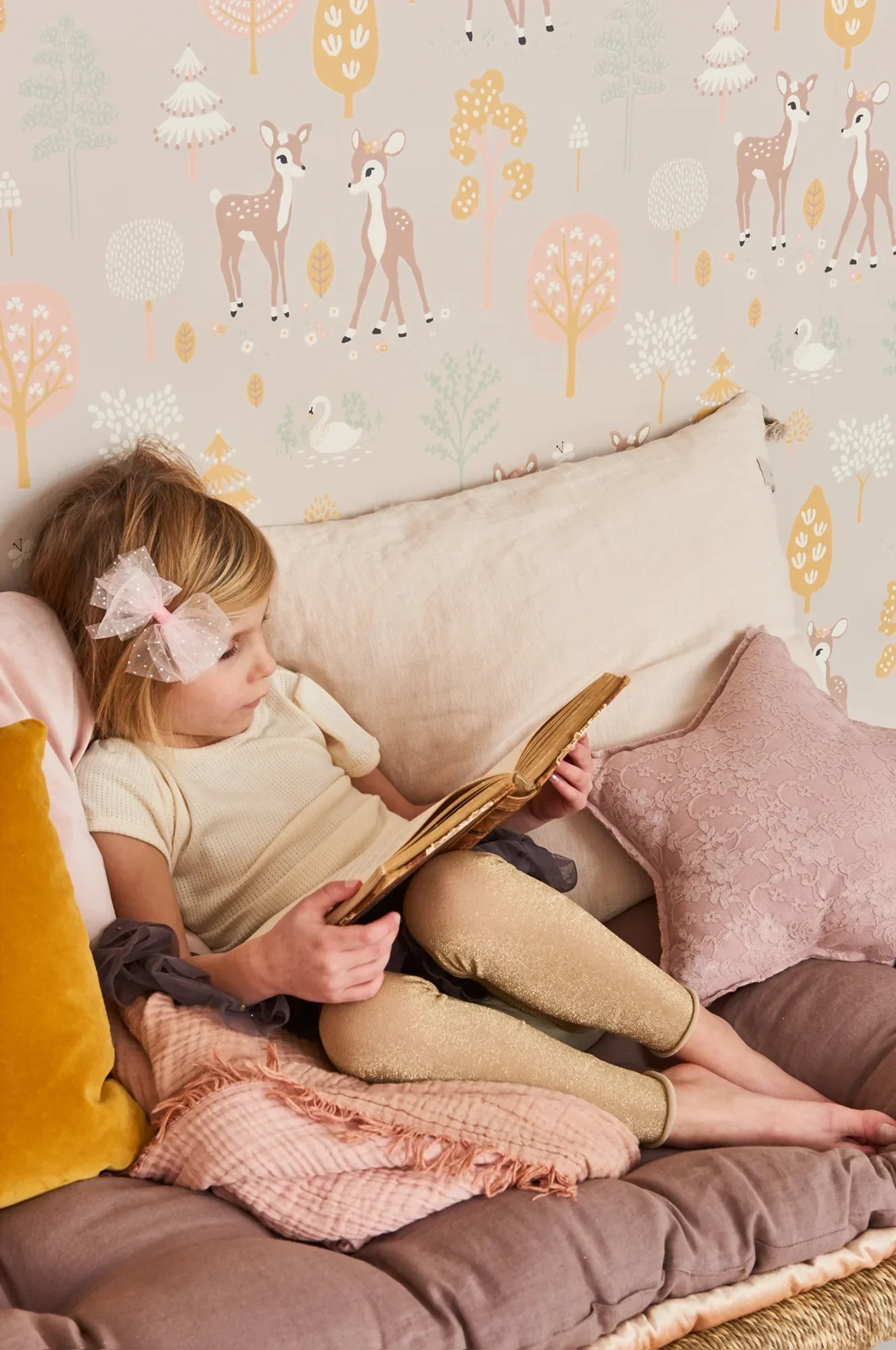 Majvillan Golden woods dusty lilac behang sfeerbeeld kinderkamer detail