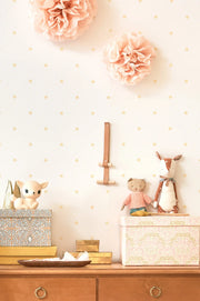 Majvillan Holly behang in white/gold kleur in sfeervolle Scandinavische kinderkamer