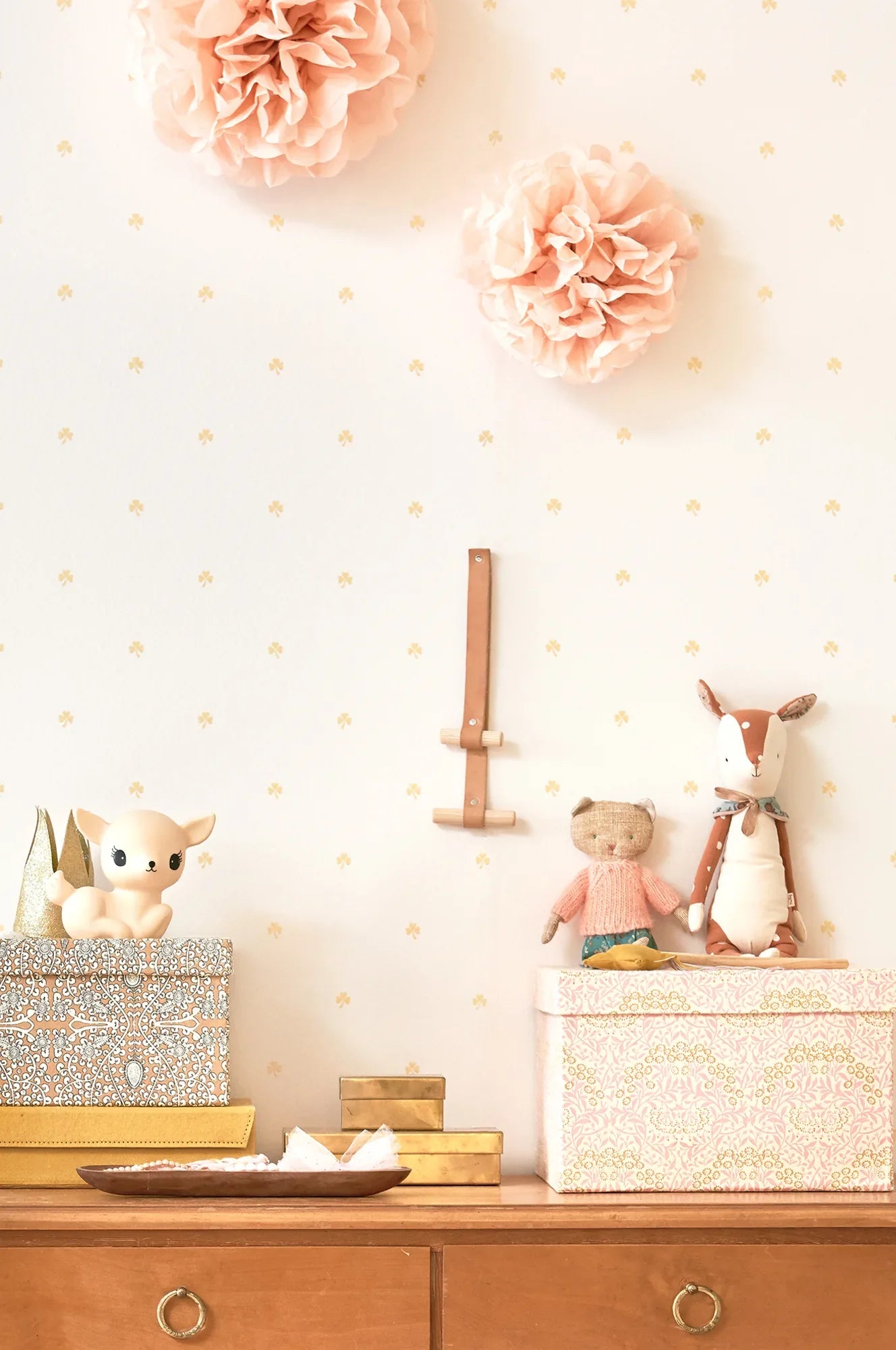 Majvillan Holly behang in white/gold kleur in sfeervolle Scandinavische kinderkamer