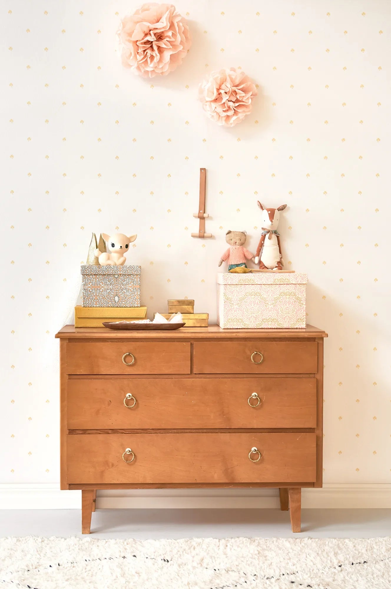 Majvillan Holly white/gold behang sfeerbeeld kinderkamer detail