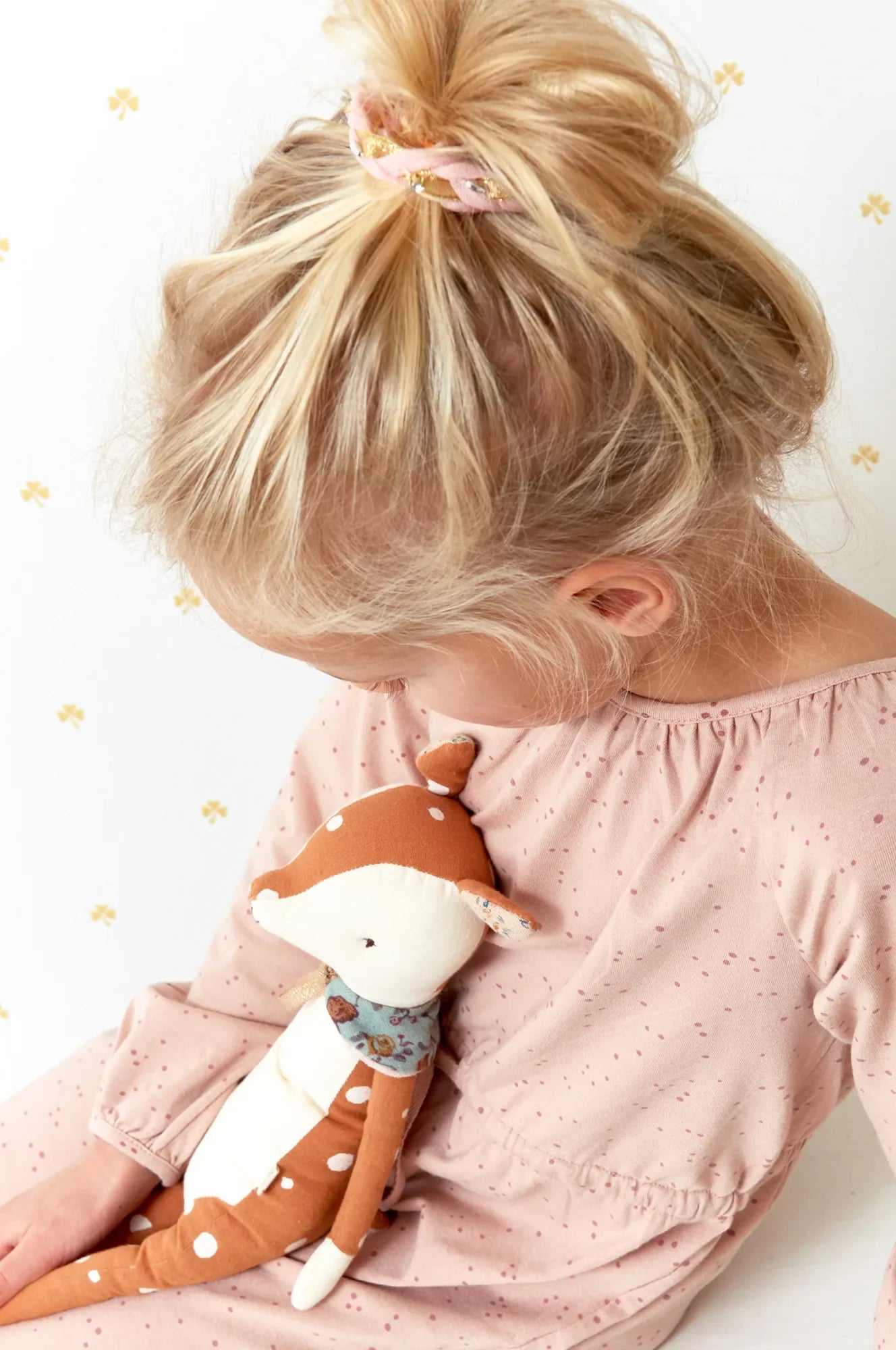 Majvillan Holly white/gold behang sfeerbeeld kinderkamer detail