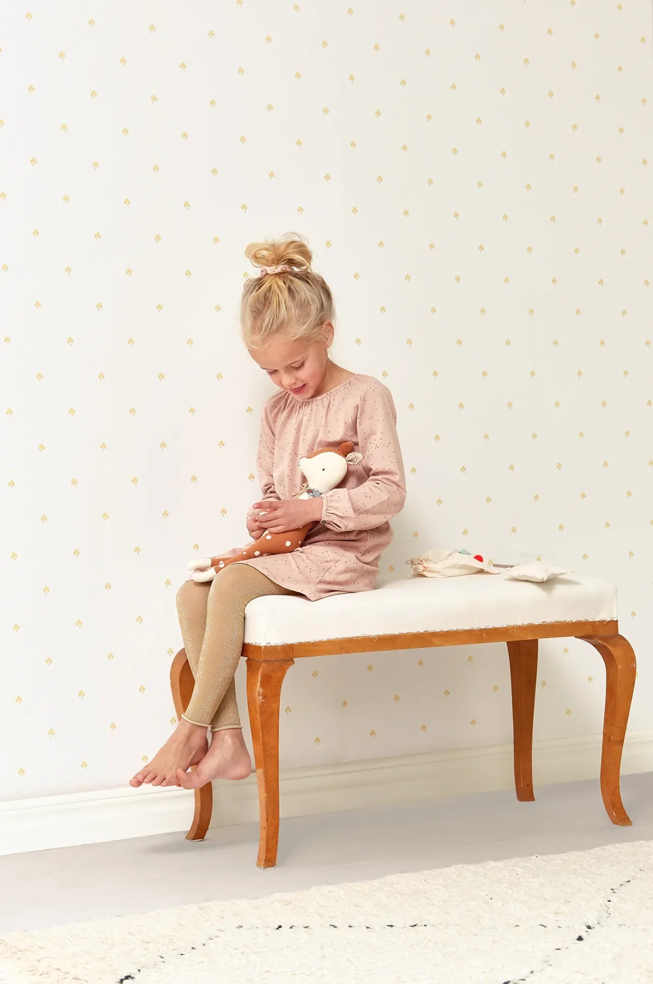 Majvillan Holly white/gold behang sfeerbeeld kinderkamer detail