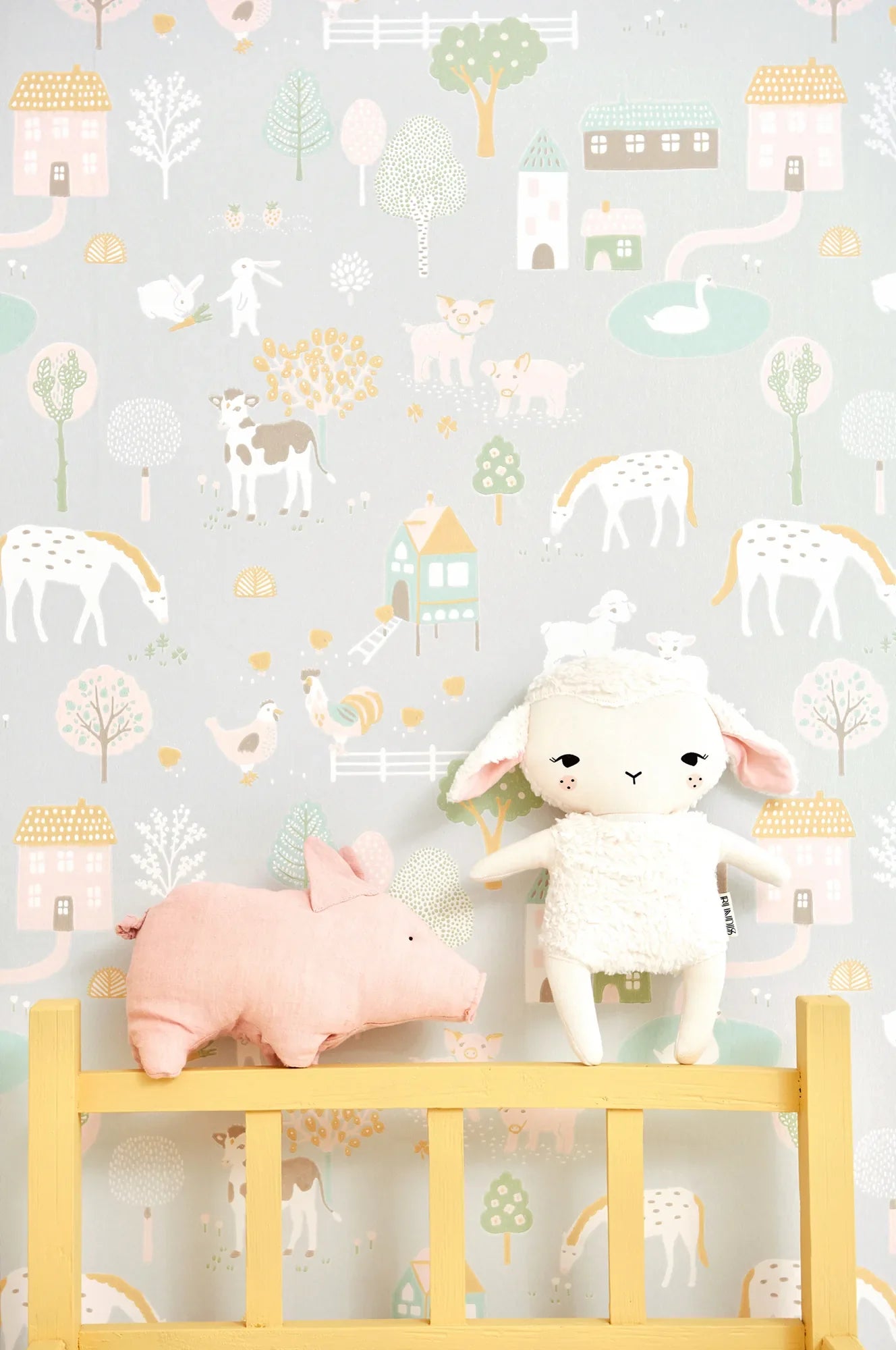 Majvillan My Farm behang in soft grey kleur in sfeervolle Scandinavische kinderkamer