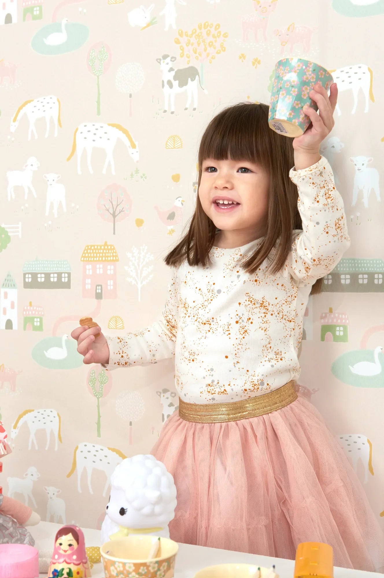 Majvillan My Farm behang in soft pink kleur in sfeervolle Scandinavische kinderkamer
