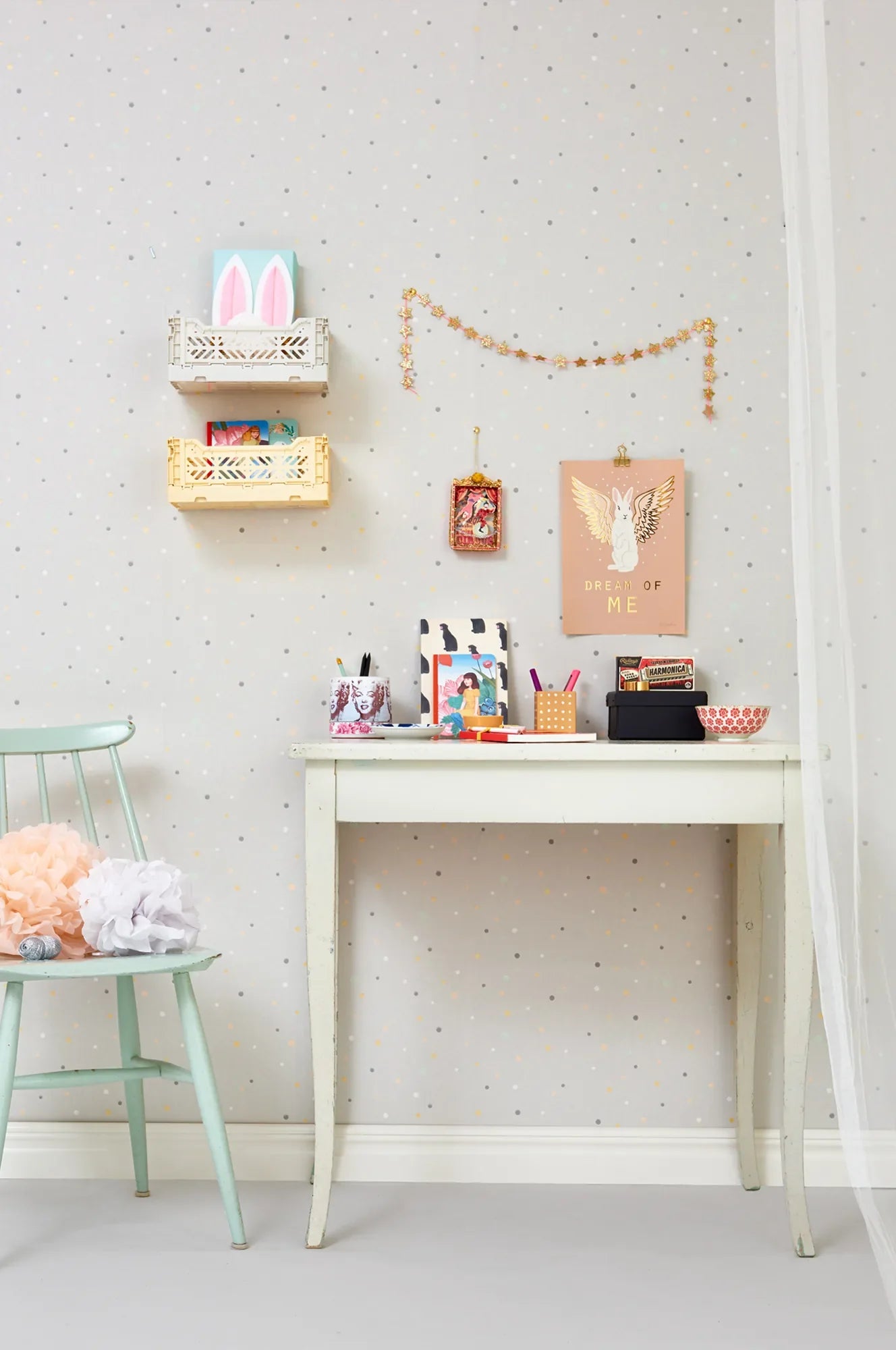 Majvillan Stardust behang in soft grey kleur in sfeervolle Scandinavische kinderkamer