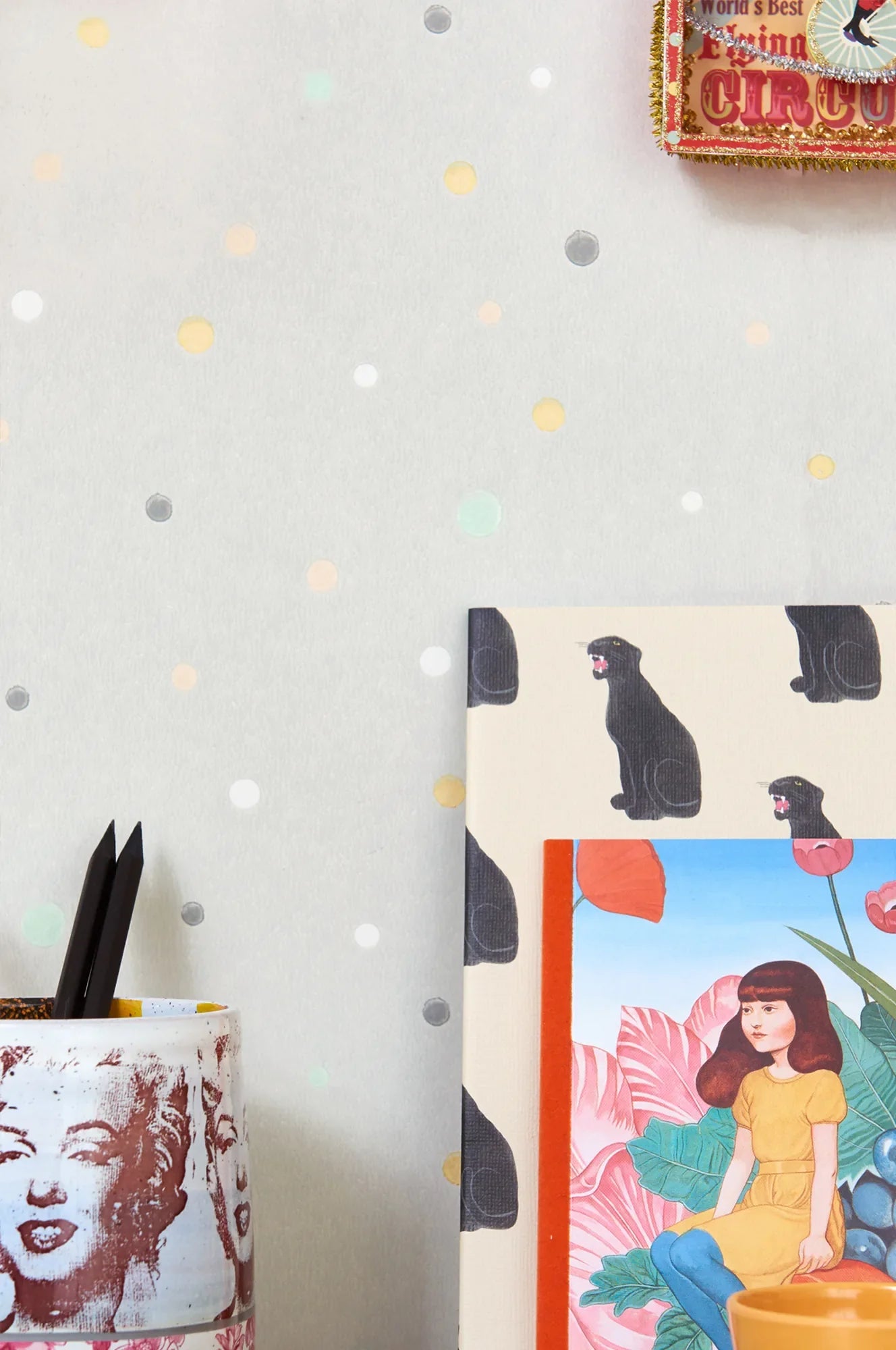 Majvillan Stardust soft grey behang sfeerbeeld kinderkamer detail
