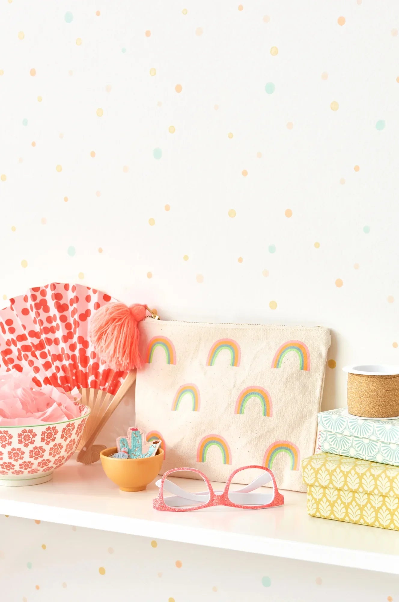 Majvillan Stardust behang in shimmering white kleur in sfeervolle Scandinavische kinderkamer