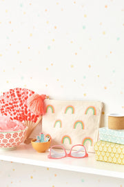 Majvillan Stardust behang in shimmering white kleur in sfeervolle Scandinavische kinderkamer