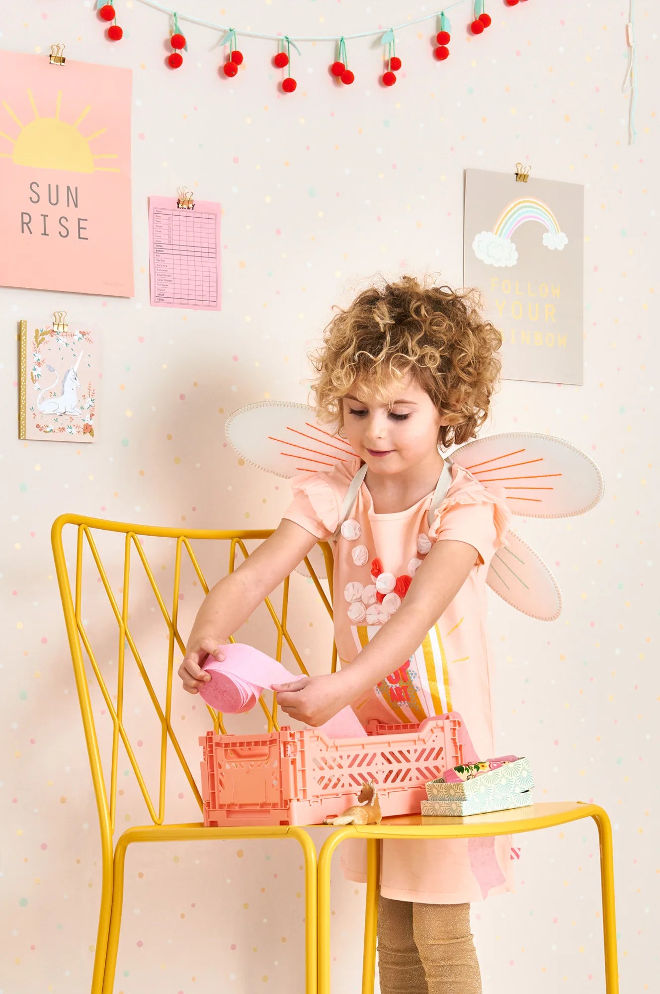 Majvillan Stardust behang in lovely pastel pink kleur in sfeervolle Scandinavische kinderkamer